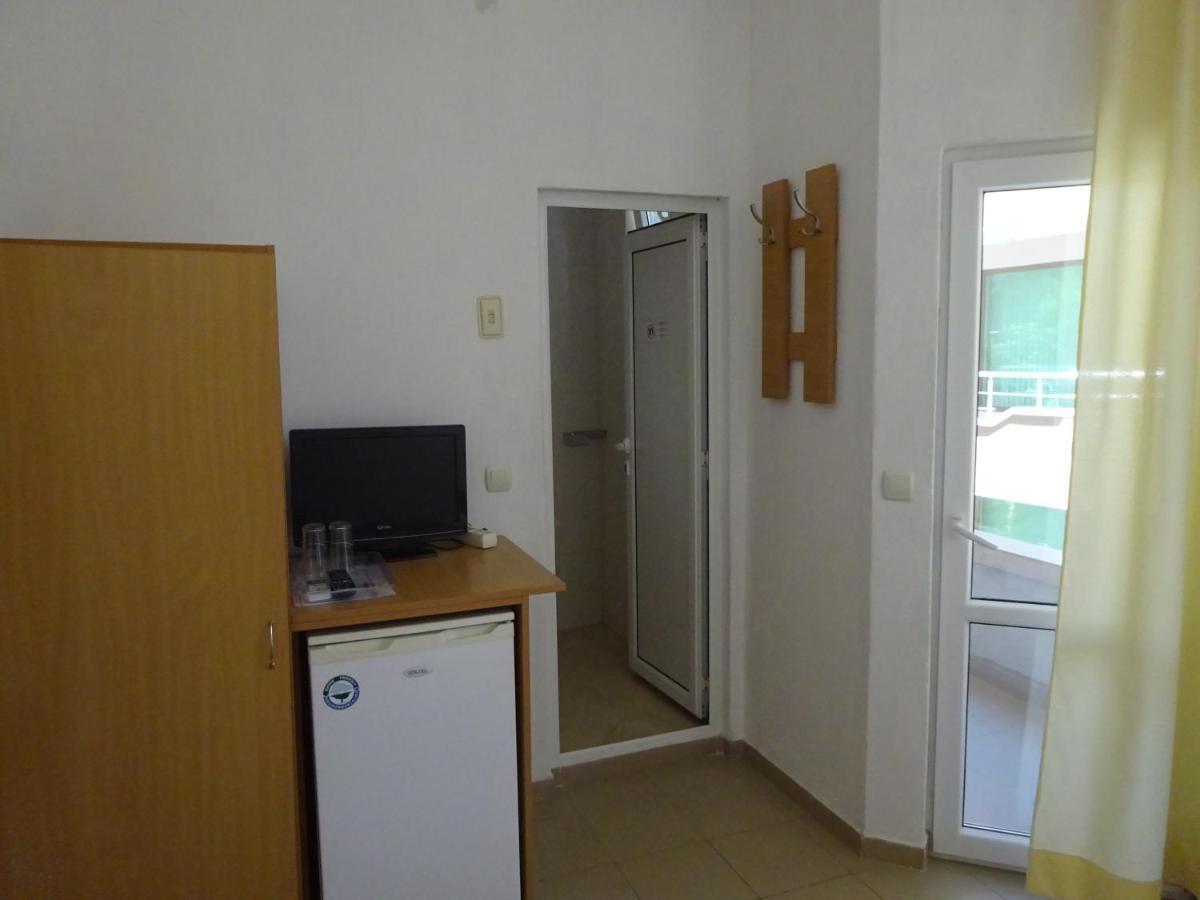 Hris Hotel Chernomorets Exterior photo