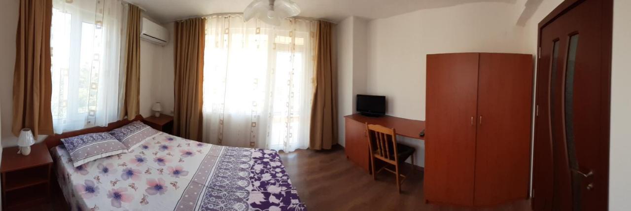 Hris Hotel Chernomorets Exterior photo