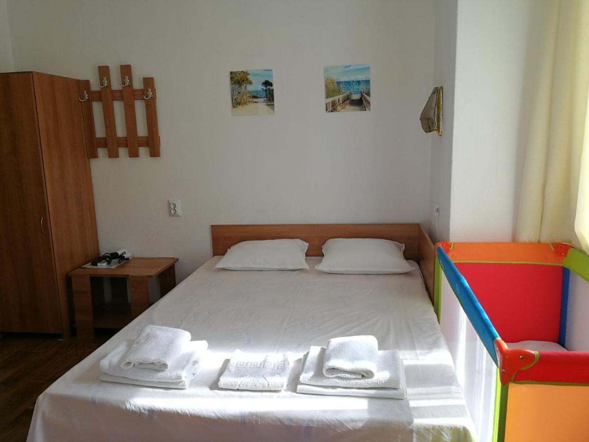 Hris Hotel Chernomorets Exterior photo